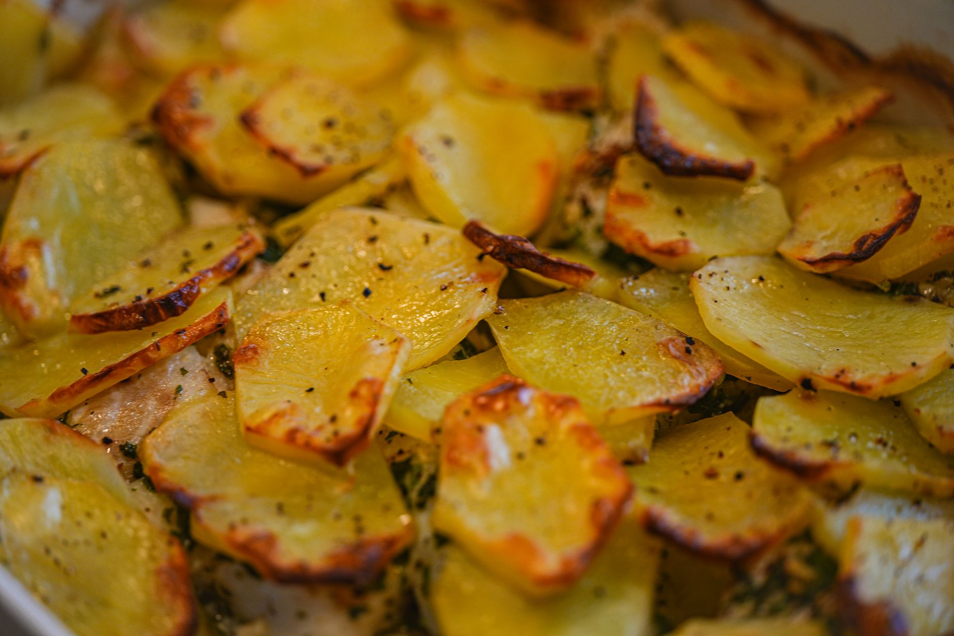 Sliced Potatoes with Onions and Butter in Oven BBC: Crispy & Rich