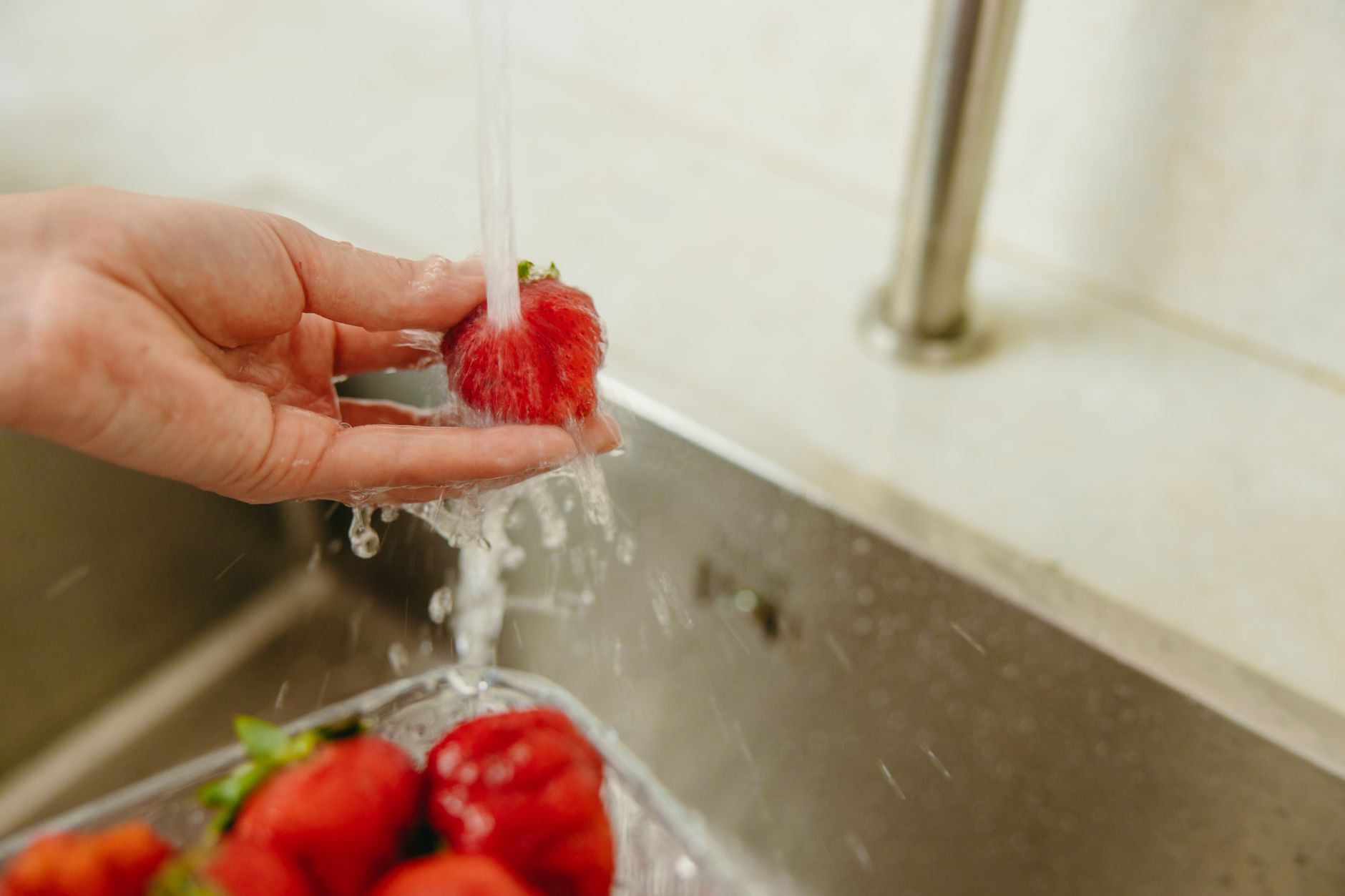 How To Clean Strawberries Using These 4 Easy Methods
