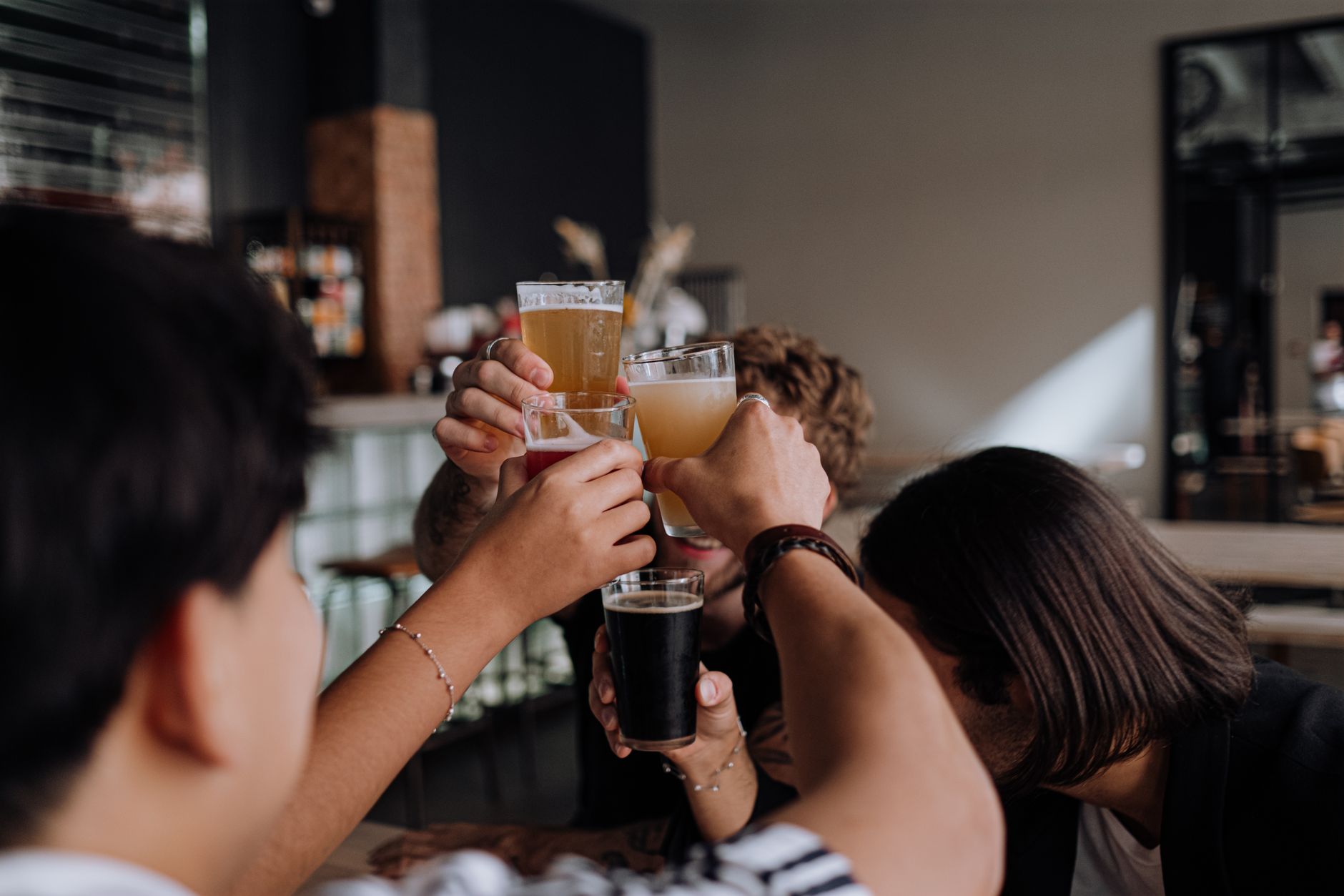 LongHorn Steakhouse Vs Texas Roadhouse: Best Happy Hour Deals
