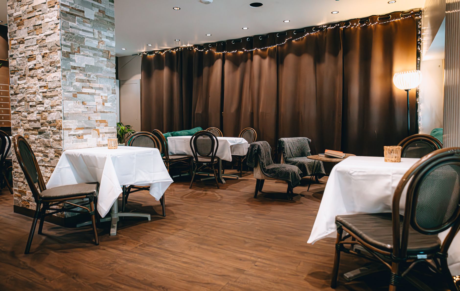 Discover the Charm of a Bistro Restaurant: Casual Dining with Flair