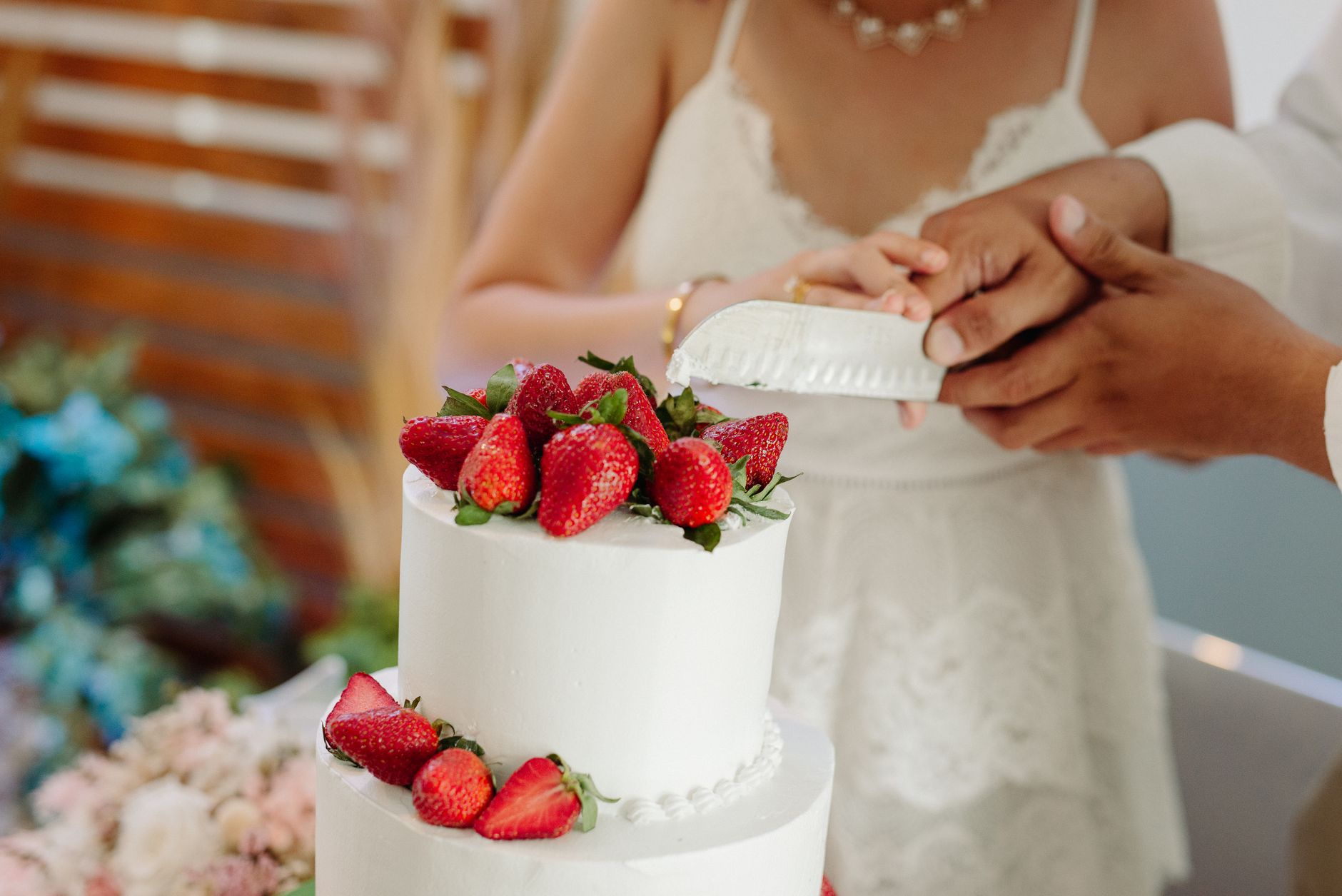 Cut Cake Without Knife Using This Old-School Technique