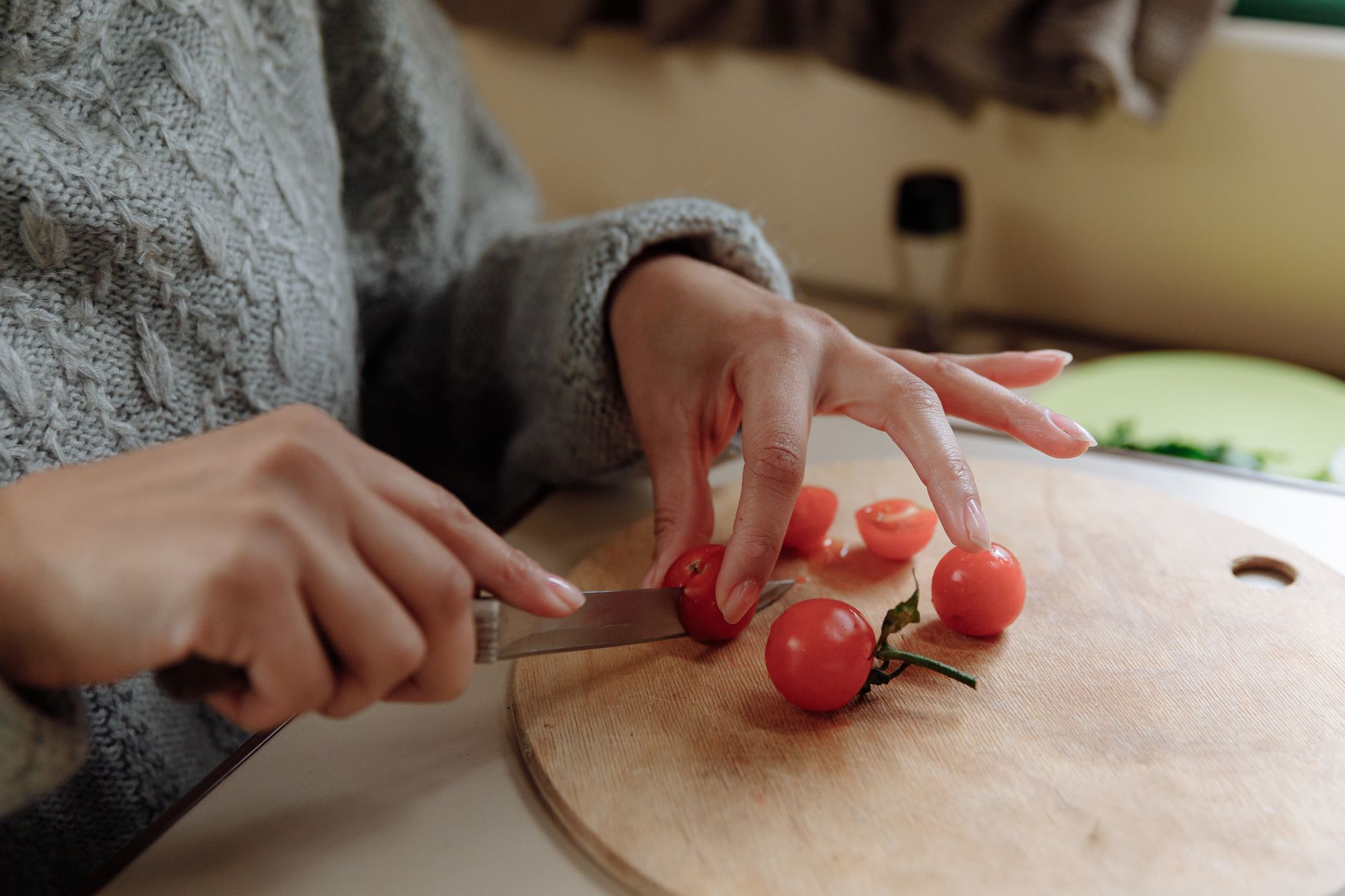 Best Knife For Tomatoes: How to Slice Without Squishing
