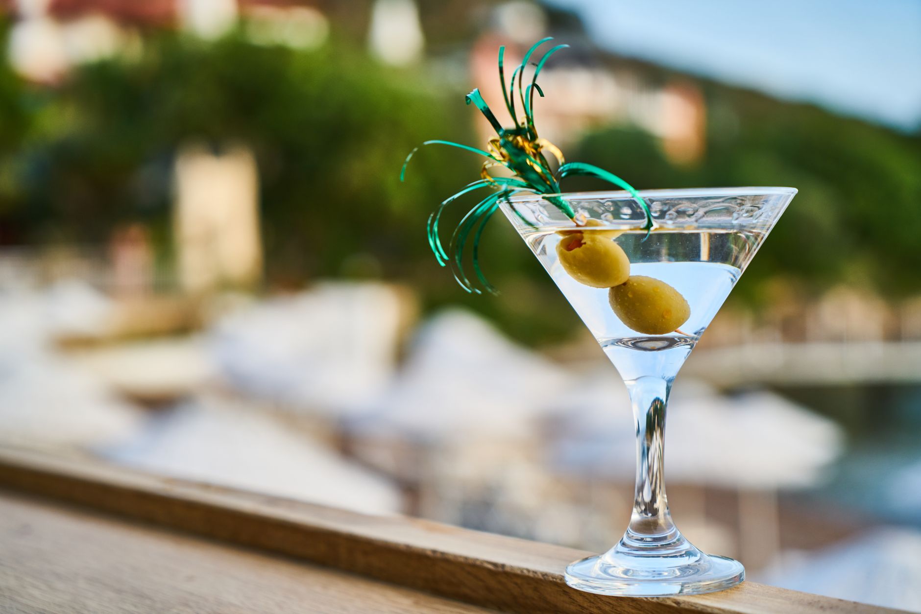 Dry Vs Wet Martini: Understanding the Classic Cocktail Difference