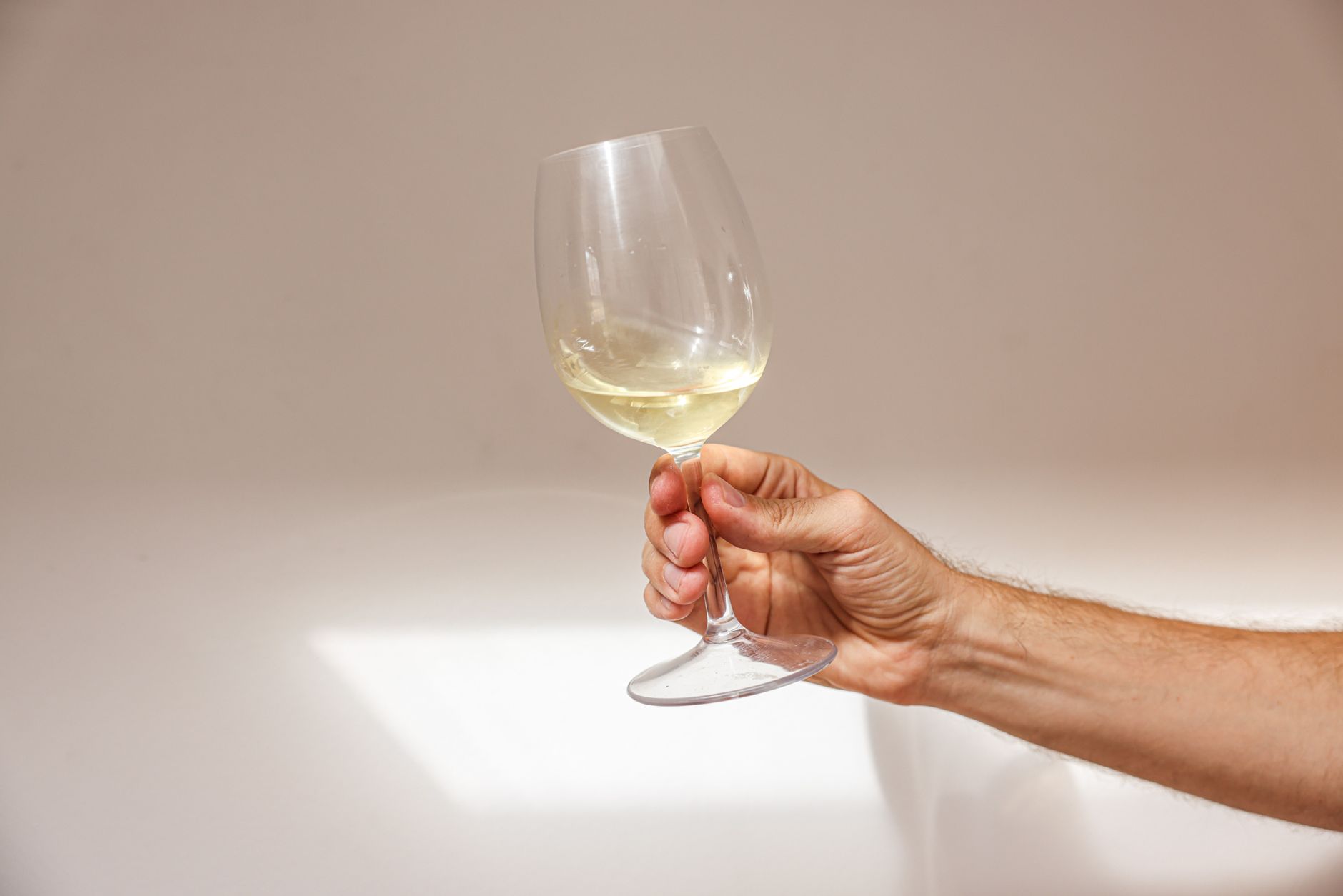 How to Hold Wine Glass: The Right Way for Better Taste and Elegance